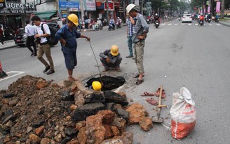 'Hố tử thần' sâu 2 m trên đường 3 Tháng 2