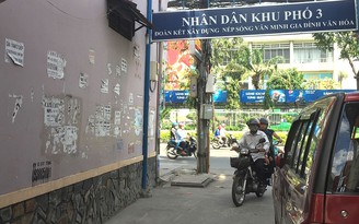 Rác quảng cáo đủ loại 'tra tấn' người dân Sài Gòn