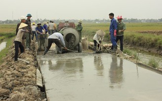 Cán bộ xã 'ăn chia' đường bê tông nông thôn