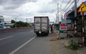 Xe tải đang chạy bùng cháy dữ dội