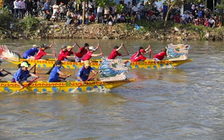 Người dân nô nức đón xem lễ hội đua thuyền ngày tết