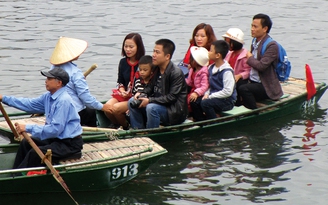 Làm ngơ để thuyền chở quá người, không trang bị áo phao