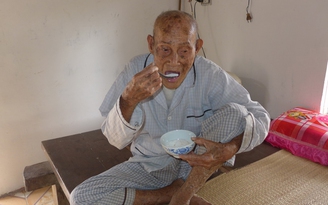 Cụ ông người Việt 105 tuổi 'nghiện' đường cát, ăn gần nửa ký/ngày