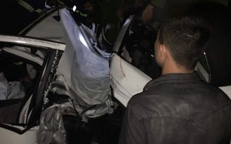 Ô tô tông vào cột điện, 2 người mắc kẹt trong xe