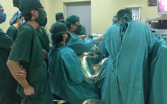 Can ngăn ẩu đả, chiến sĩ công an bị chém