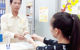 Trao tiền cho những hoàn cảnh khó khăn