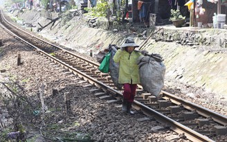 Dẹp lấn chiếm hành lang an toàn đường sắt, chủ tịch xã bị dọa 'xin đôi mắt'