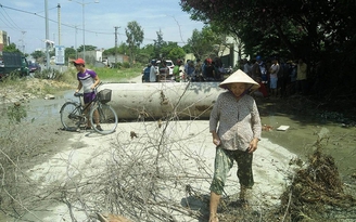 Bức xúc vì ô nhiễm, người dân chặn đường ĐT607