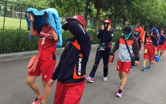 Các đội tuyển quốc gia chống chọi nắng nóng Hà Nội