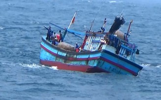 Tàu kiểm ngư cứu hộ tàu cá Phú Yên