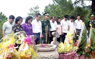Trưởng ban Dân vận T.Ư Trương Thị Mai viếng mộ Đại tướng Võ Nguyên Giáp