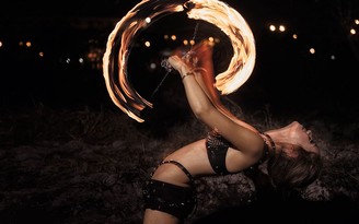 Nữ nghệ sĩ múa lửa hiếm hoi ở Sài thành