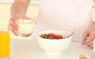 Nước cam và sữa: Thứ nào tốt hơn cho bữa sáng?