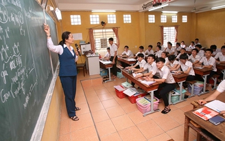 Khi học sinh nghèo phải học trường tư, đóng phí cao