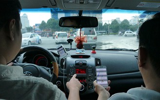 Bộ GTVT đề xuất 'cởi trói' cho taxi, 'siết' Uber và Grab