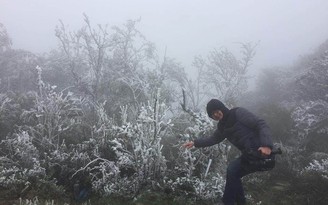 Băng tuyết xuất hiện trên đỉnh Mẫu Sơn