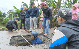 Sụt lún bất thường trên đường liên xã