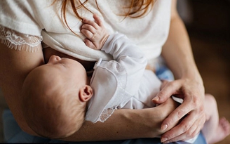 Người phụ nữ chuyển giới đầu tiên trên thế giới cho con bú