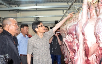 Phó Thủ tướng Vũ Đức Đam thị sát Chợ đầu mối Bình Điền lúc rạng sáng