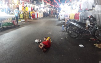 Trẻ nằm la liệt trên đường vào chợ đêm Phú Quốc để ăn xin