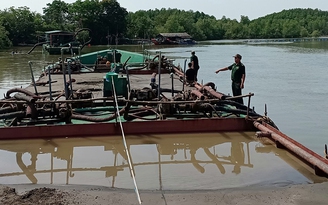 Bắt giữ 5 sà lan khai thác cát trái phép trên biển Cần Giờ