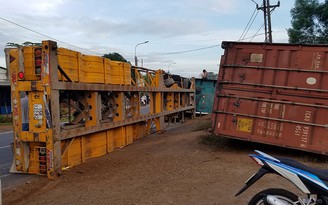 Lật xe đầu kéo, rơi thùng container ra đường