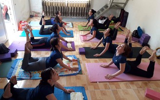 Tận dụng giờ nghỉ trưa để luyện tập yoga