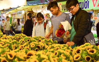 Giá hoa 8.3 tăng gấp mấy lần, chợ Hồ Thị Kỷ thức thâu đêm cùng người mua