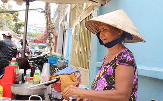 Phá lấu 'dì Tư vui vẻ' 32 năm không đổi vị giữa Sài Gòn