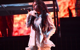 Selena Gomez tái xuất sau một năm điều trị tâm thần