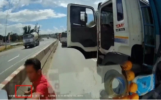 Cư dân mạng quan tâm: Tài xế xe ben dùng cờ lê đập kính xe tải