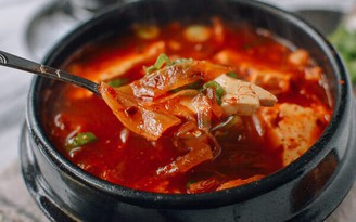 Canh kim chi hầm đậu phụ 'hâm nóng' tiết trời lạnh giá ở xứ Hàn