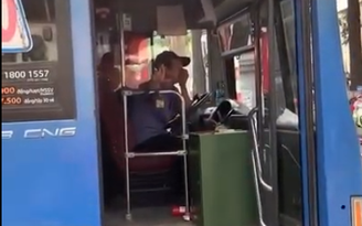 Cư dân mạng quan tâm: Tài xế xe buýt phun nước bọt thách thức người phàn nàn