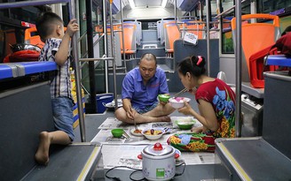 Nơi 'độc' nhất Sài Gòn: Cả nhà cha mẹ và con 'sống' trên chiếc... xe buýt!