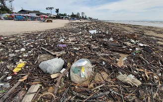 Thu gom hơn 100 tấn rác dạt vào biển Vũng Tàu