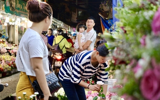20.10, đàn ông Sài Thành 'chịu chi' cả triệu khi chở vợ, bạn gái đi chợ hoa