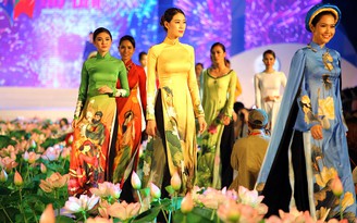 Tôn vinh áo dài Việt