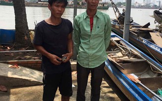 Bắt 2 kẻ tận diệt cá trên sông Sài Gòn