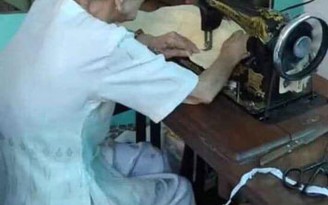 Mẹ Việt Nam anh hùng 95 tuổi may khẩu trang hỗ trợ chống dịch Covid-19