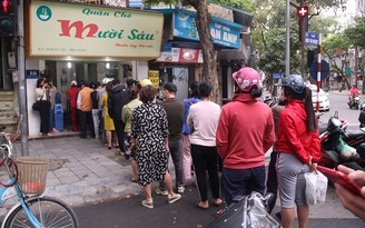 Người Hà Nội xếp hàng dài mua bánh trôi, bánh chay ngày Tết Hàn thực