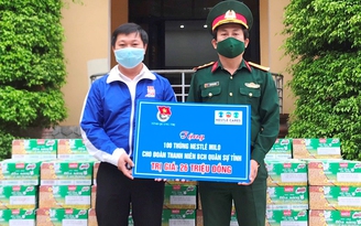 Tỉnh đoàn Quảng Trị hỗ trợ sữa và khẩu trang cho lực lượng vũ trang
