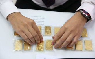 Vàng trong nước rẻ hơn thế giới, có nên mua?