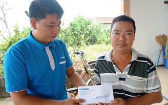 Trao tiền hỗ trợ 2 gia đình có hoàn cảnh khó khăn ở Hà Tĩnh