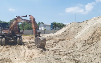 Bắt quả tang công ty khai thác cát trái phép ở xã Bình Châu