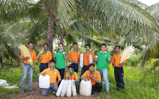 Cặp đôi Việt - Khmer bén duyên nghề lạ 'mát xa hoa dừa lấy mật'