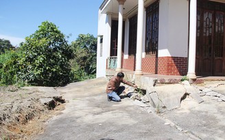Di chuyển tài sản trong nhà dân sau vụ sụt lún đất