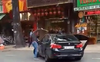 TP.HCM: Người đàn ông cầm gậy đập ô tô BMW, gây náo loạn đường phố
