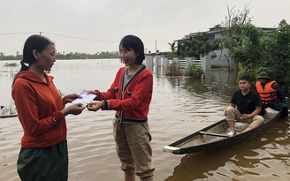 Hướng về miền Trung: Trao quà cho người dân vùng lũ Thừa Thiên-Huế và Quảng Trị