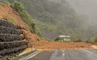 Sạt lở trên đường Nha Trang - Đà Lạt, giao thông tê liệt