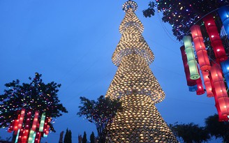 Cây thông Noel làm từ 2340 chiếc nón lá, cao 35 mét ở Biên Hòa